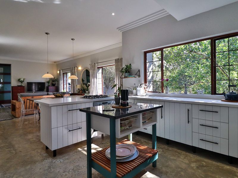 EMBRACE NATURE IN THIS BEAUTIFULLY RENOVATED ESTATE FAMILY HOME - Photo 4