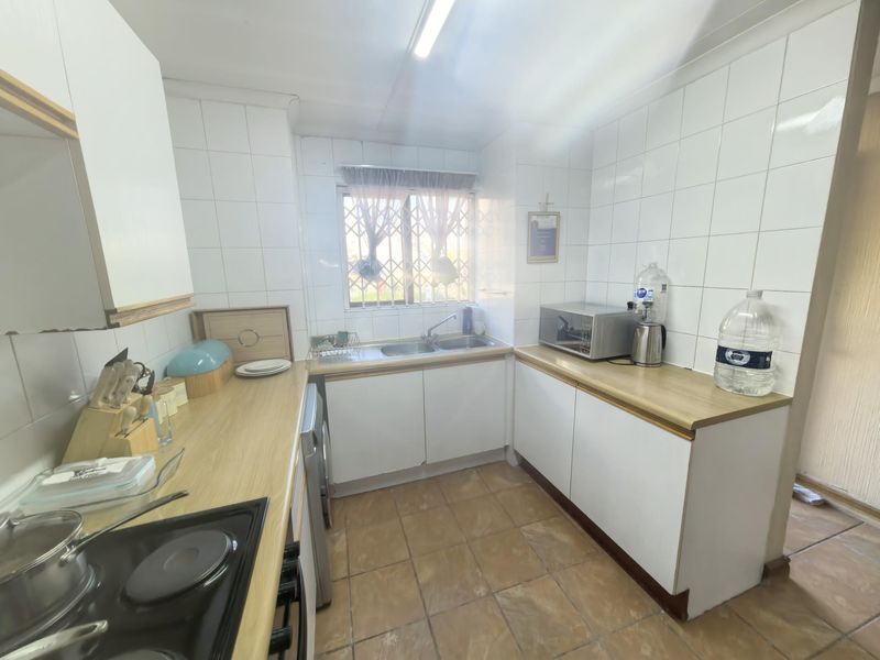Bright Secure 2 bed 1 bath apartment great price - Photo 5