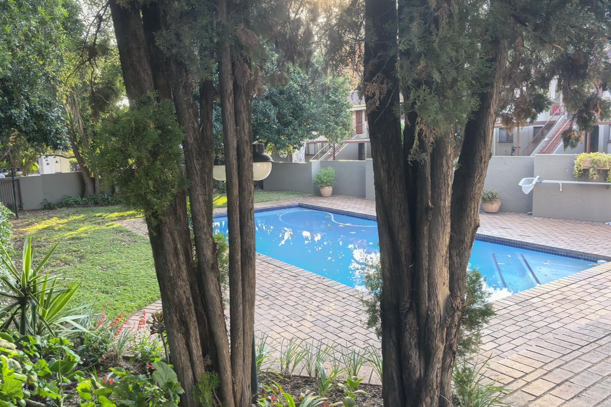 Bright Secure 2 bed 1 bath apartment great price - Photo 3