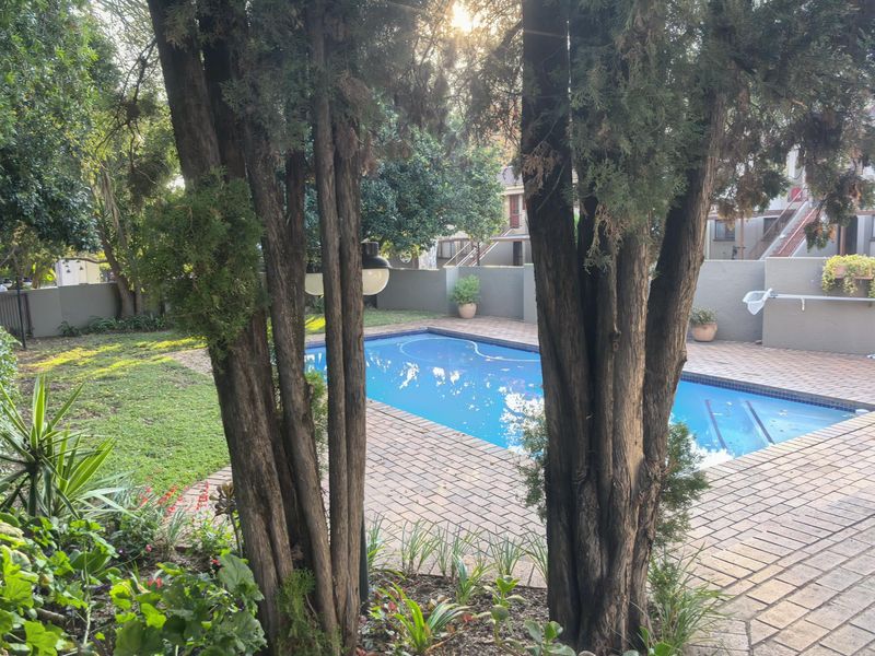 Bright Secure 2 bed 1 bath apartment great price - Photo 3