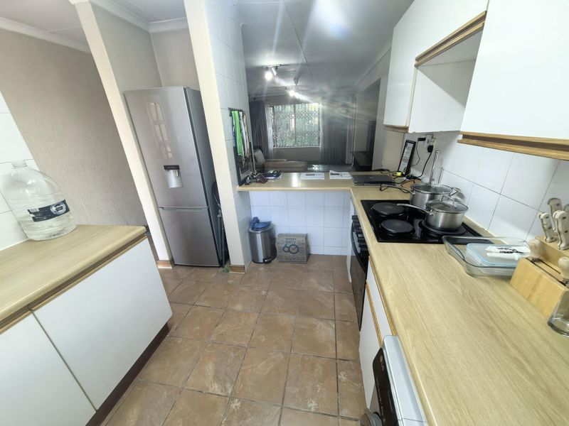 Bright Secure 2 bed 1 bath apartment great price - Photo 1