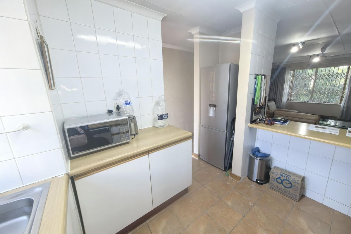 Bright Secure 2 bed 1 bath apartment great price - Photo 4