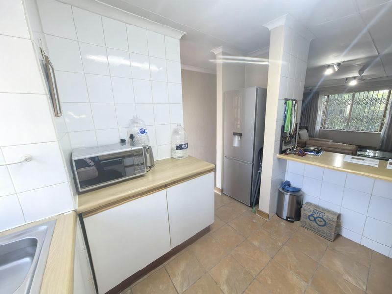 Bright Secure 2 bed 1 bath apartment great price - Photo 4