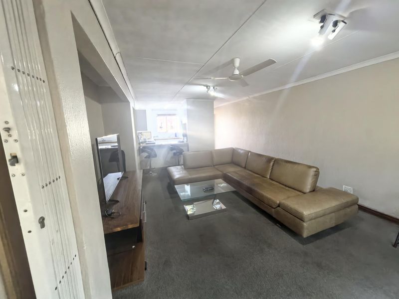 Bright Secure 2 bed 1 bath apartment great price - Photo 10