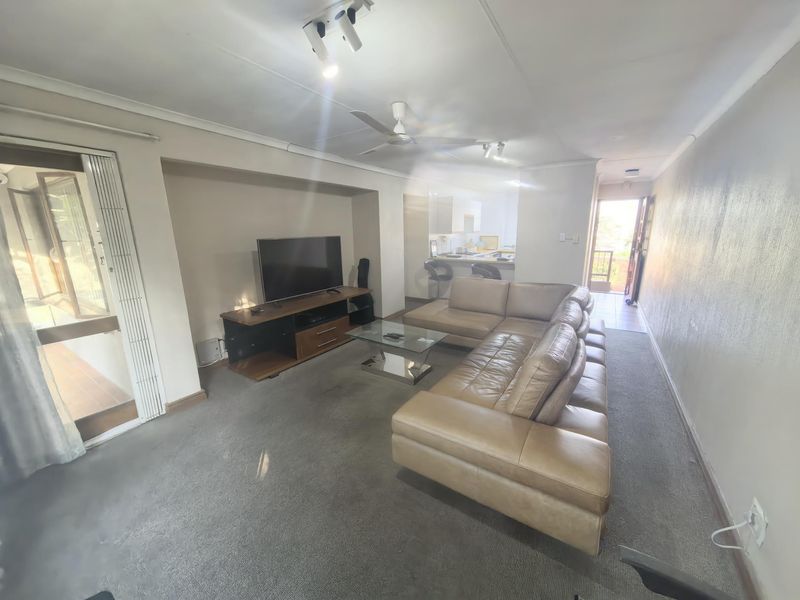 Bright Secure 2 bed 1 bath apartment great price - Photo 9