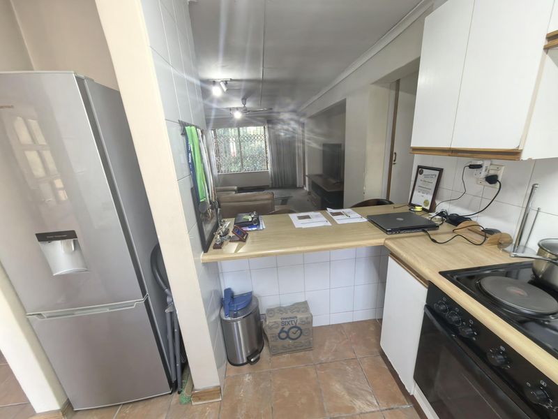 Bright Secure 2 bed 1 bath apartment great price - Photo 8