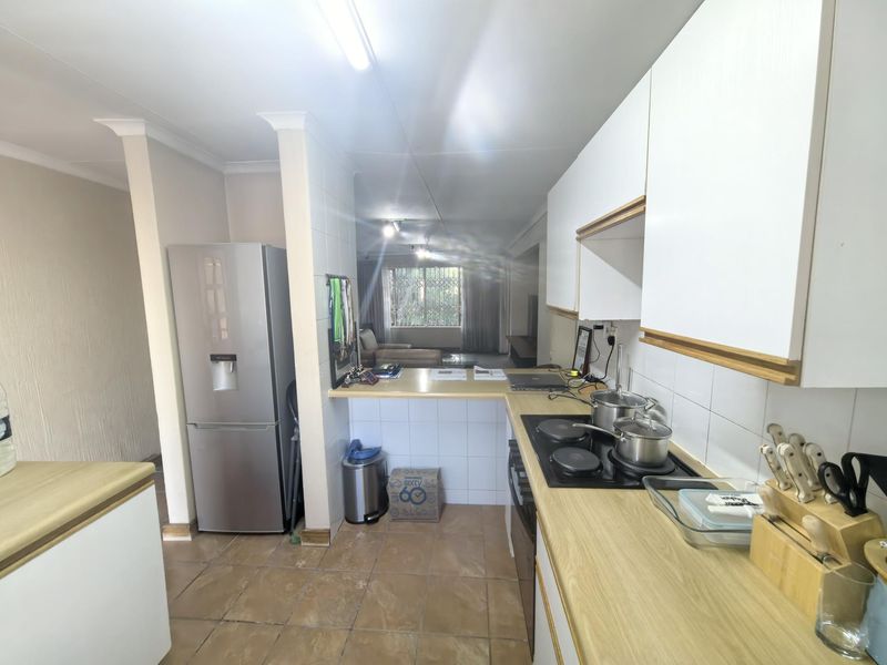 Bright Secure 2 bed 1 bath apartment great price - Photo 7