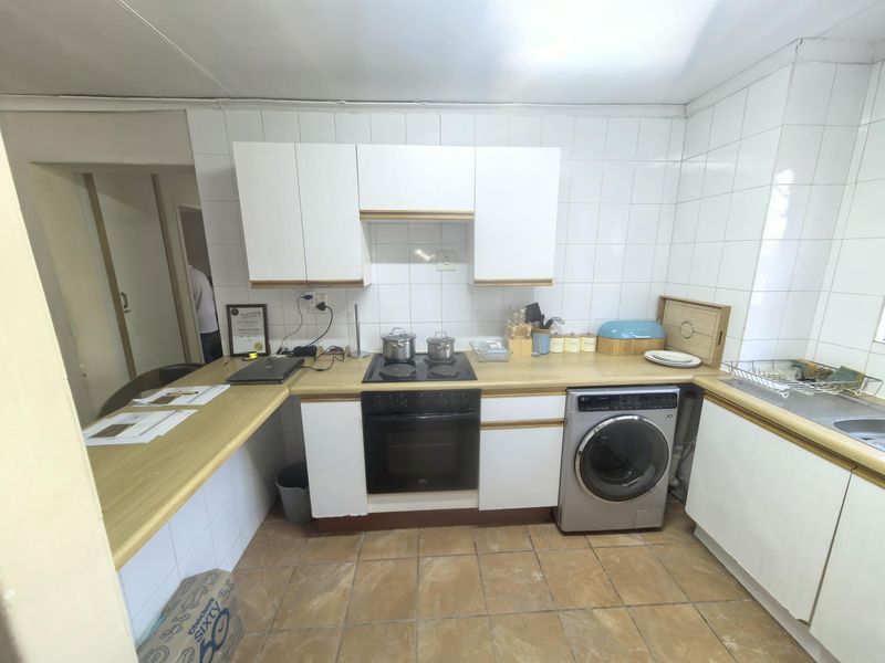 Bright Secure 2 bed 1 bath apartment great price - Photo 6