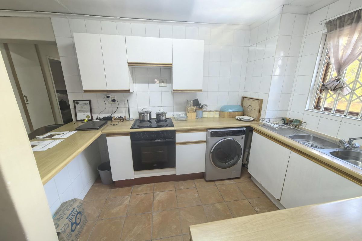 Bright Secure 2 bed 1 bath apartment great price - Photo 2
