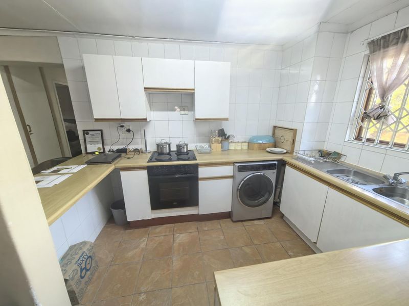 Bright Secure 2 bed 1 bath apartment great price - Photo 2