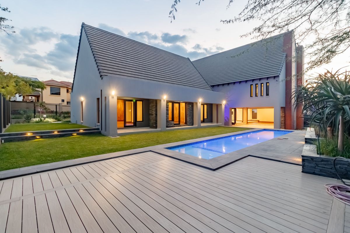 An Iconic Architectural Statement Designed to Impress - Photo 2