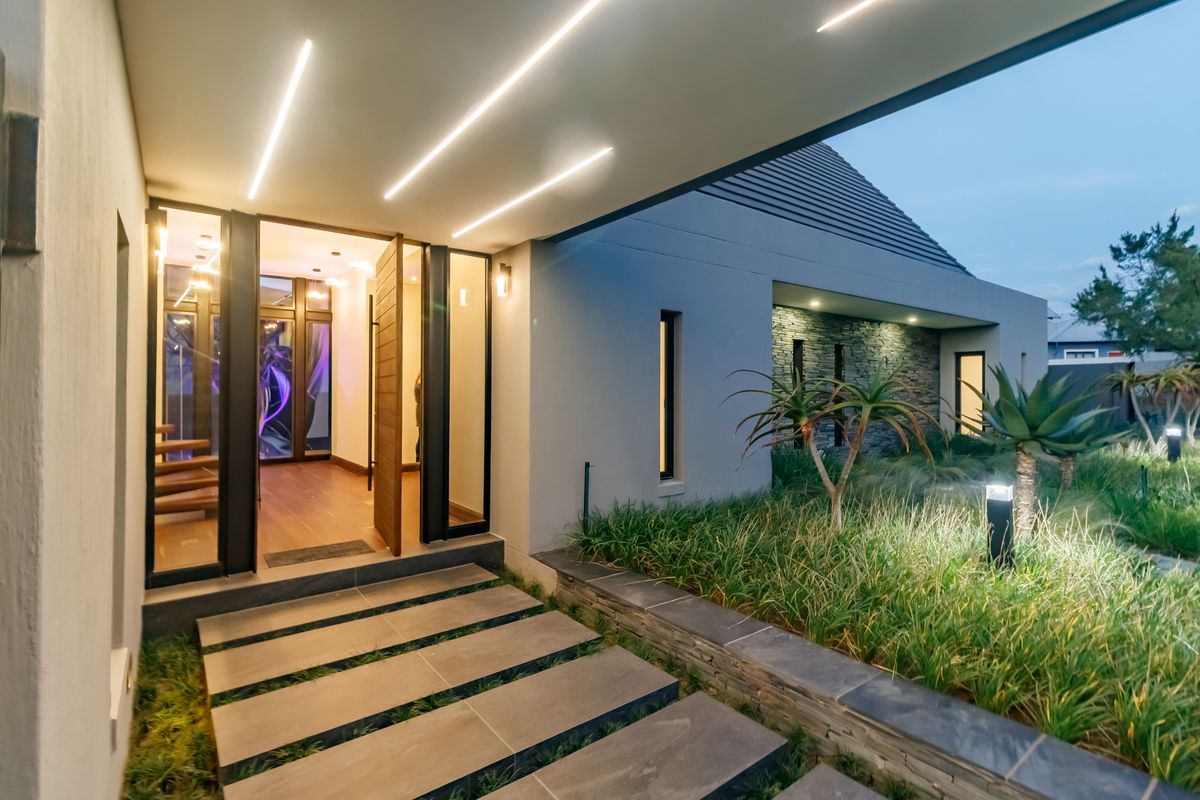 An Iconic Architectural Statement Designed to Impress - Photo 4