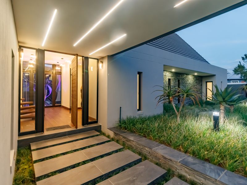 An Iconic Architectural Statement Designed to Impress - Photo 4