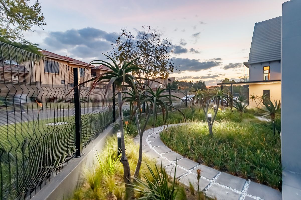 An Iconic Architectural Statement Designed to Impress - Photo 5