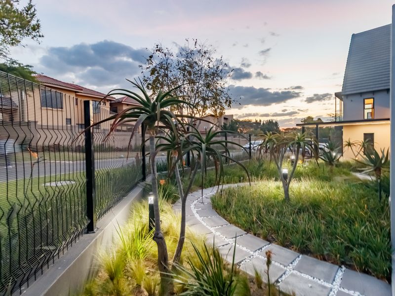An Iconic Architectural Statement Designed to Impress - Photo 5