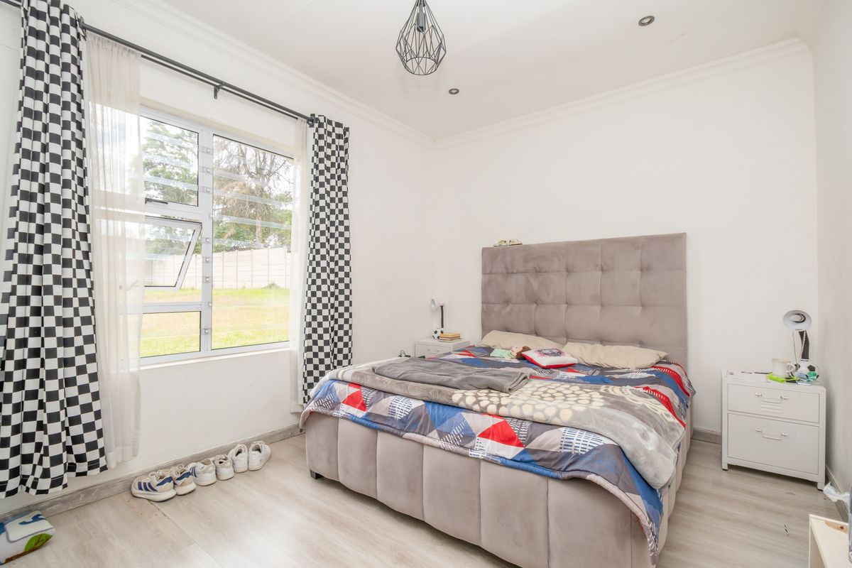 Spacious 6-Bedroom Family Home for Sale | Expansive 1,800m2 Stand | Prime Fourways Living - Photo 3