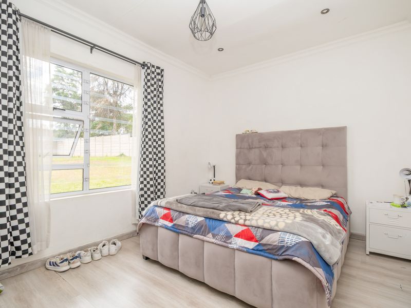 Spacious 6-Bedroom Family Home for Sale | Expansive 1,800m2 Stand | Prime Fourways Living - Photo 3