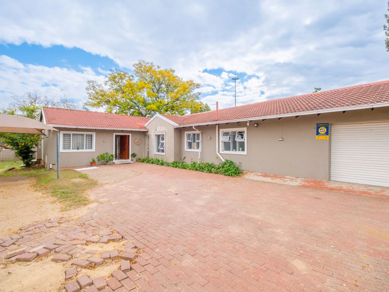 Spacious 6-Bedroom Family Home for Sale | Expansive 1,800m2 Stand | Prime Fourways Living - Photo 1