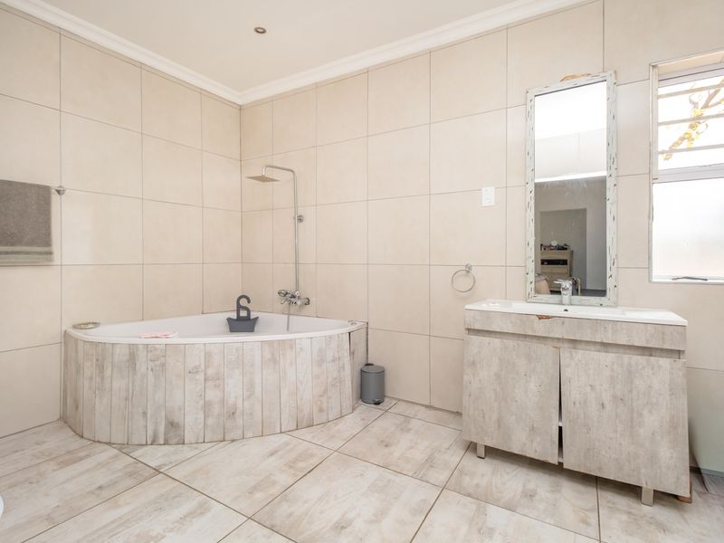 Spacious 6-Bedroom Family Home for Sale | Expansive 1,800m2 Stand | Prime Fourways Living - Photo 10