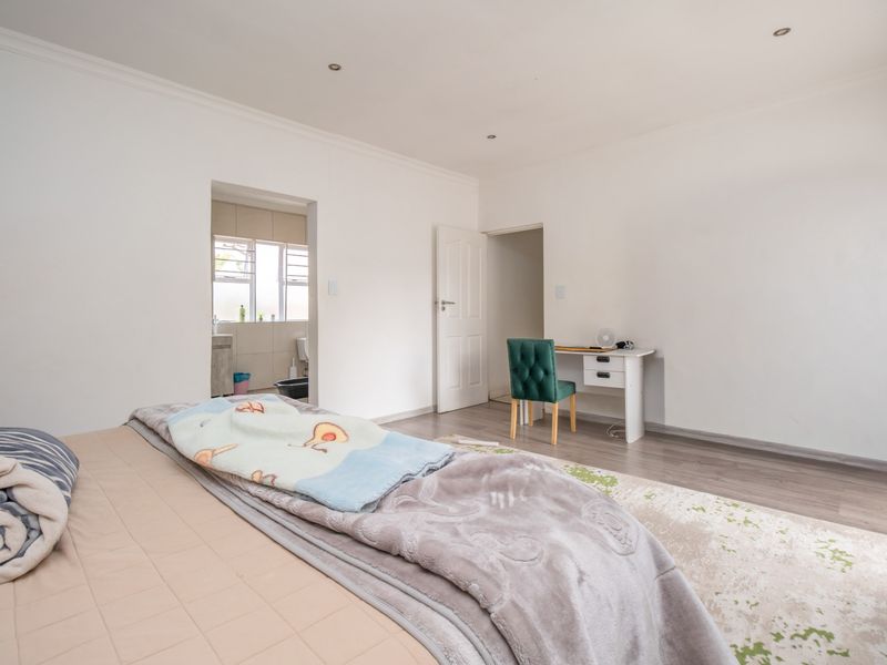 Spacious 6-Bedroom Family Home for Sale | Expansive 1,800m2 Stand | Prime Fourways Living - Photo 8