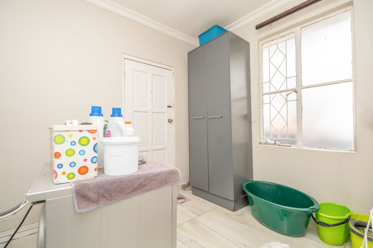 Spacious 6-Bedroom Family Home for Sale | Expansive 1,800m2 Stand | Prime Fourways Living - Photo 5