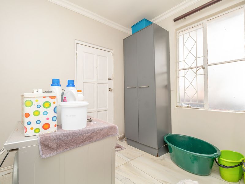 Spacious 6-Bedroom Family Home for Sale | Expansive 1,800m2 Stand | Prime Fourways Living - Photo 5