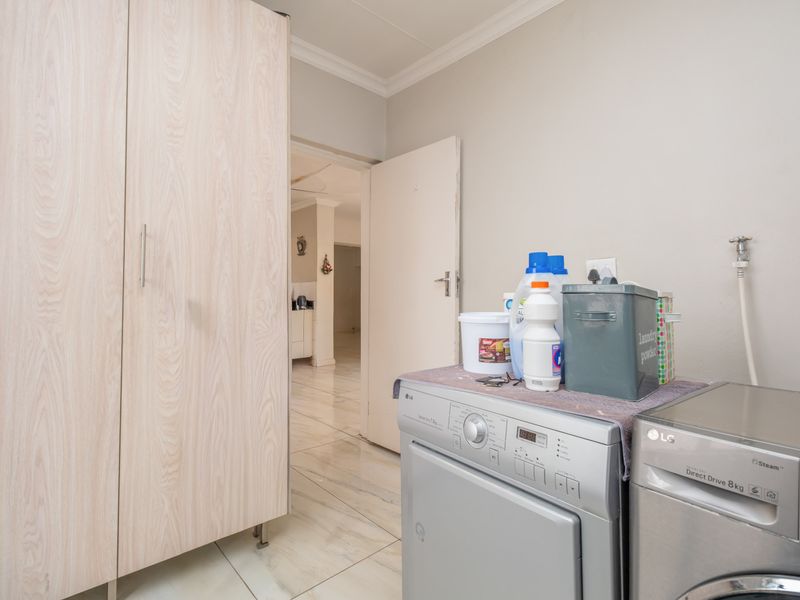 Spacious 6-Bedroom Family Home for Sale | Expansive 1,800m2 Stand | Prime Fourways Living - Photo 6