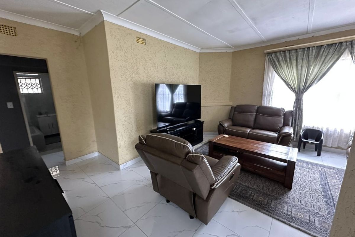 JUST MOVE IN AND ENJOY Well maintained clean 3 Bedroom Home in South Hills - Photo 3