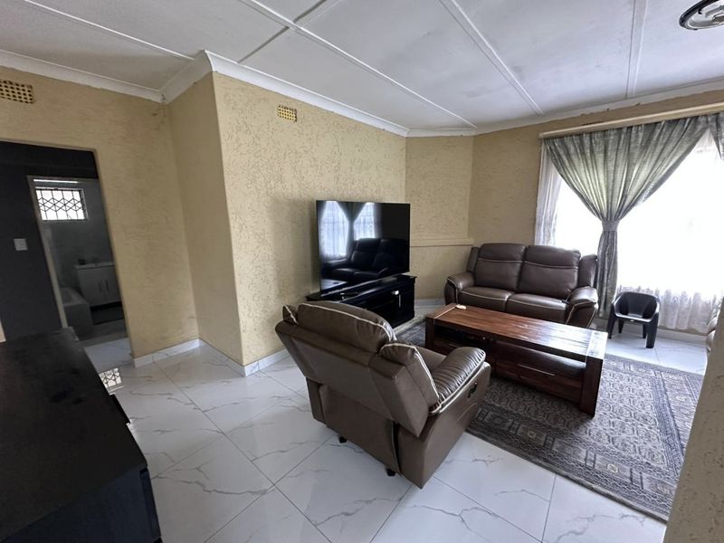 JUST MOVE IN AND ENJOY Well maintained clean 3 Bedroom Home in South Hills - Photo 3