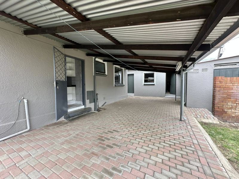 JUST MOVE IN AND ENJOY Well maintained clean 3 Bedroom Home in South Hills - Photo 1
