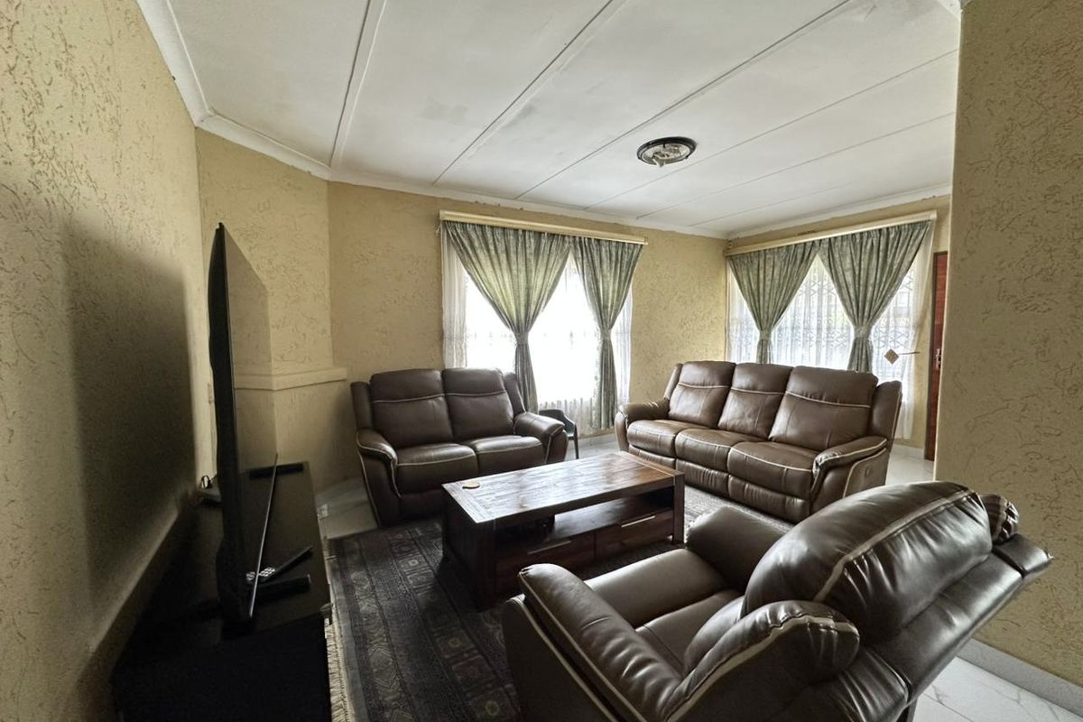 JUST MOVE IN AND ENJOY Well maintained clean 3 Bedroom Home in South Hills - Photo 2