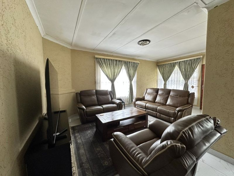 JUST MOVE IN AND ENJOY Well maintained clean 3 Bedroom Home in South Hills - Photo 2