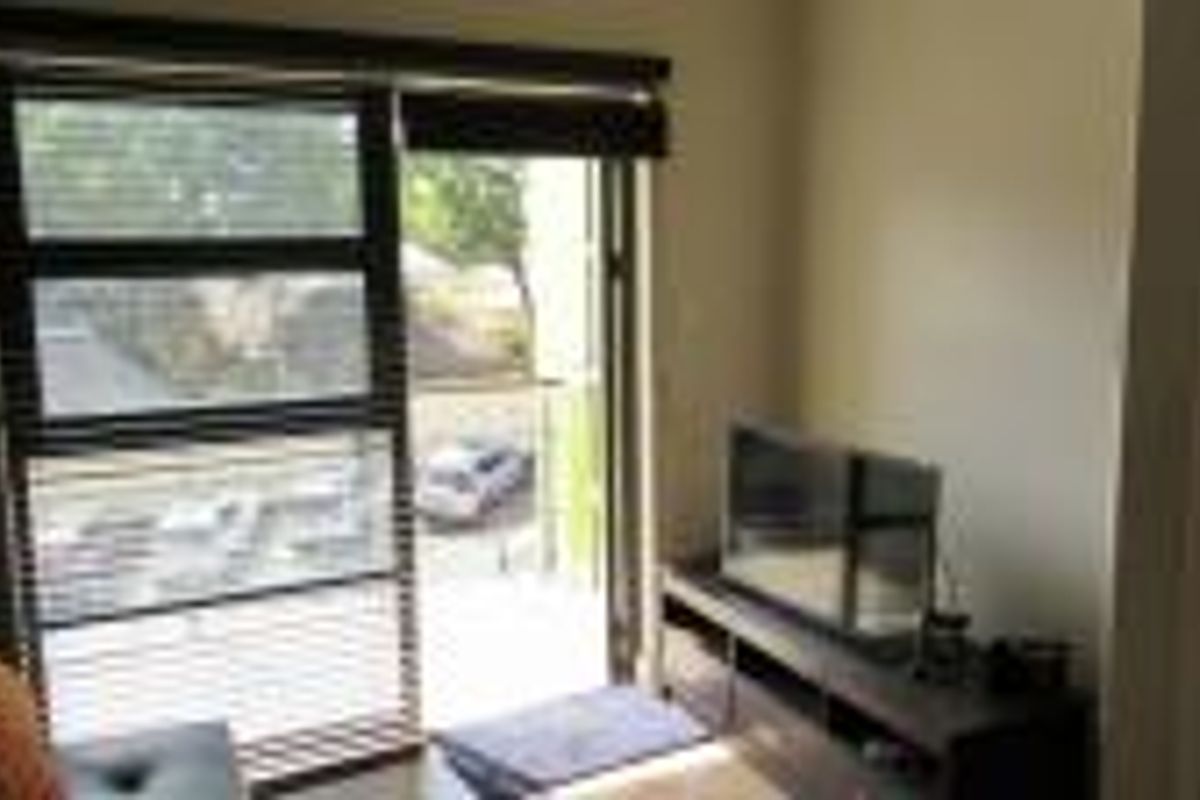 2-Bedroom Apartment for Sale | Balcony, Pool & Double Garage | Prime Location - Photo 4