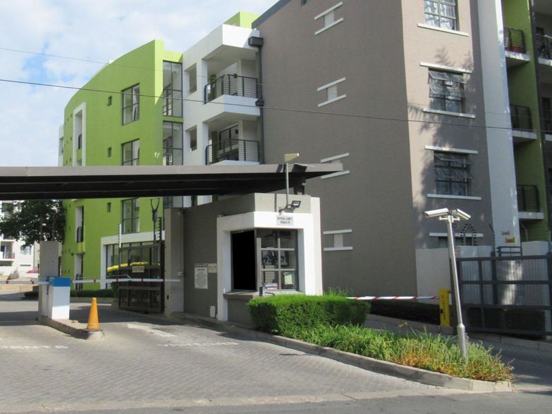 2-Bedroom Apartment for Sale | Balcony, Pool & Double Garage | Prime Location - Photo 1