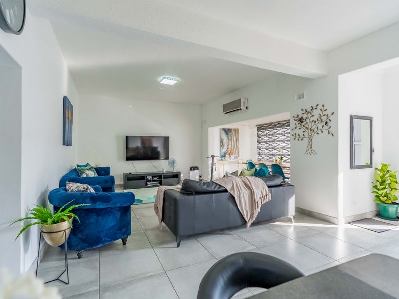Stylish Corner Duplex (175sqm) Offering Secure, Effortless Living...& Move-In Ready! - Photo 2