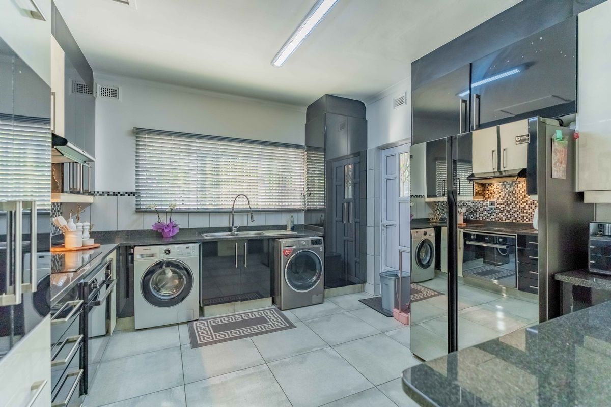 Stunning Move in Ready, Lock and Leave Corner Duplex, in Secure Complex! - Photo 3