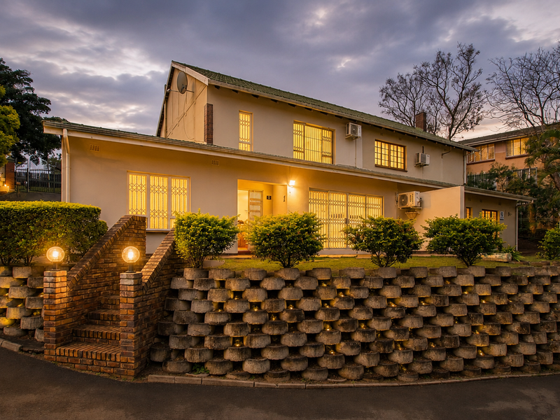 Stylish Corner Duplex (175sqm) Offering Secure, Effortless Living...& Move-In Ready! - Photo 1