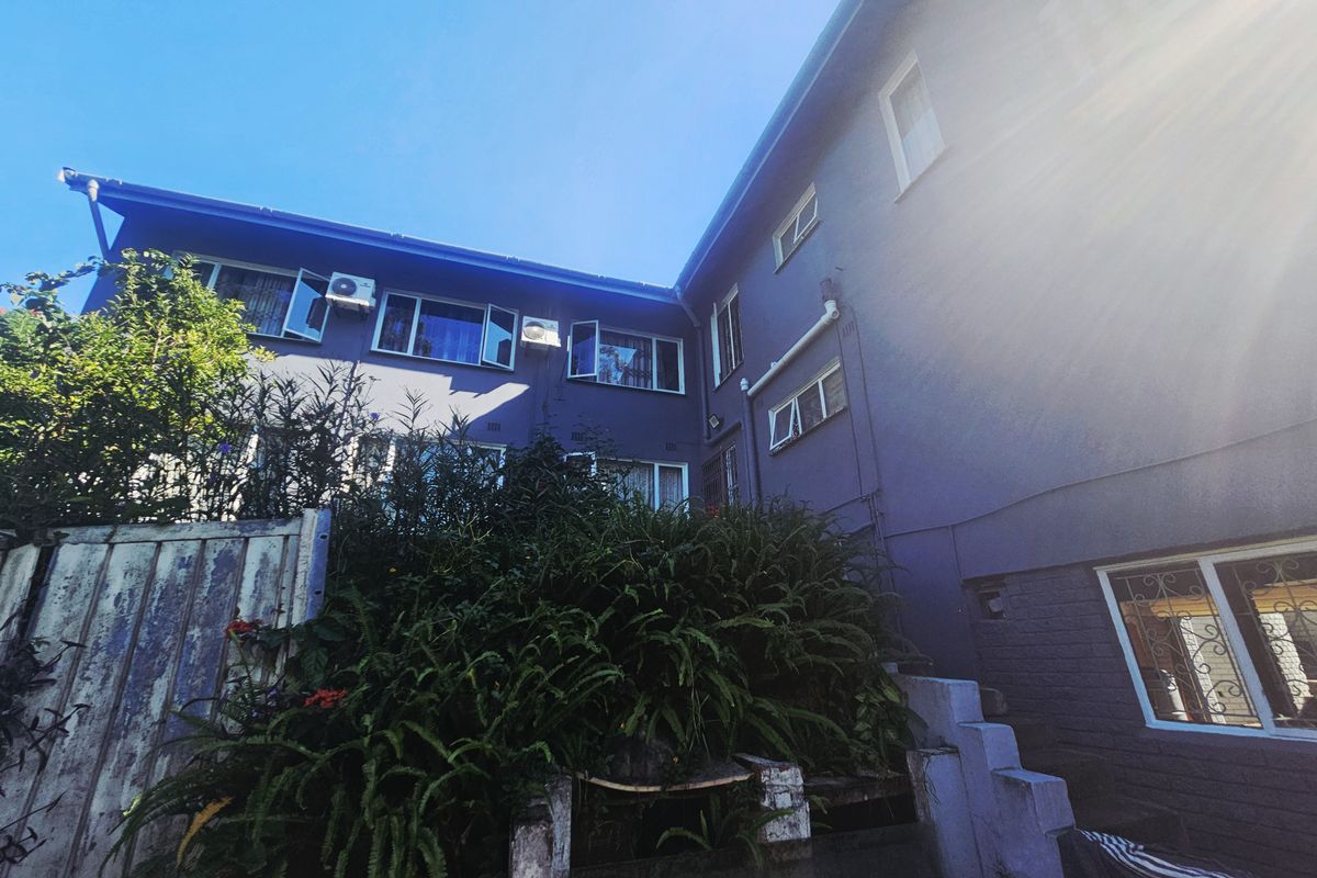 Spacious, Modern, Immaculate! - Photo 2