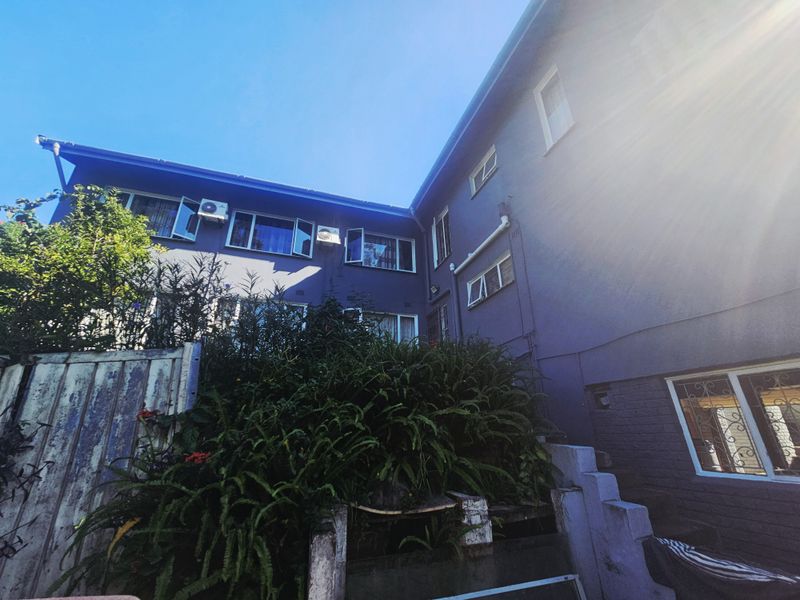 Spacious, Modern, Immaculate! - Photo 2