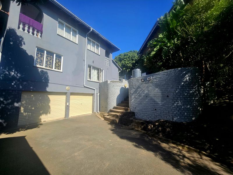 Spacious, Modern, Immaculate! - Photo 1