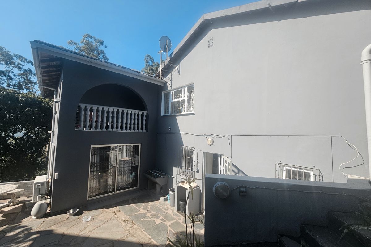Spacious, Modern, Immaculate! - Photo 3