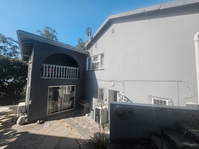 Spacious, Modern, Immaculate! - Photo 3