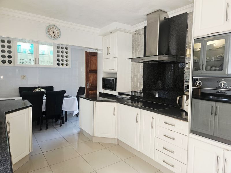 Spacious, Modern, Immaculate! - Photo 9