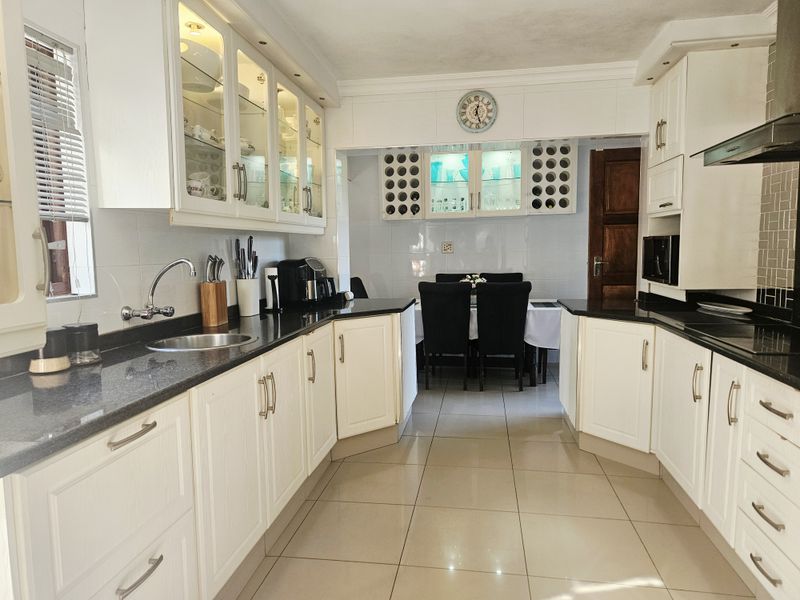 Spacious, Modern, Immaculate! - Photo 7