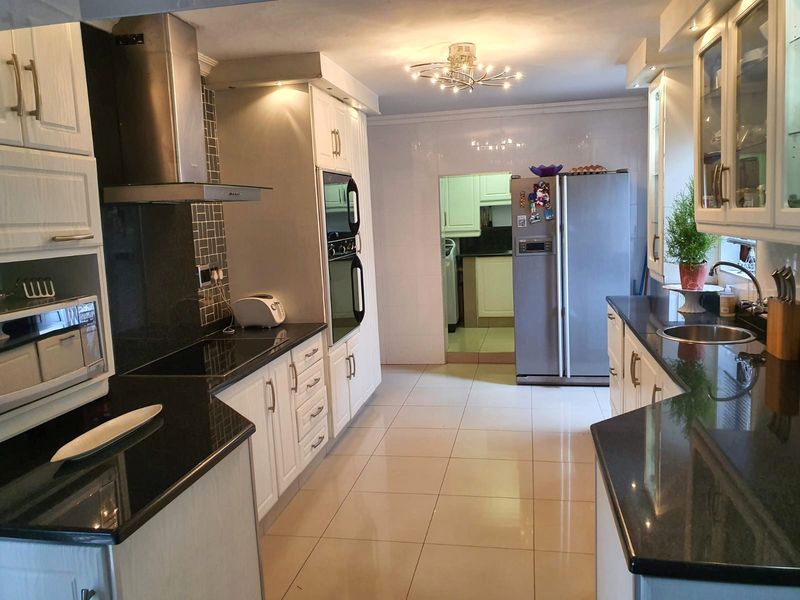 Spacious, Modern, Immaculate! - Photo 8