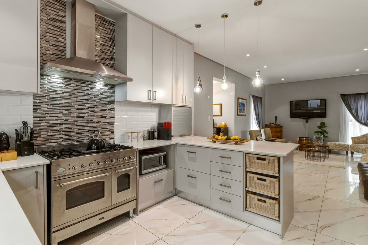 Stylish 3 bedroom living in the heart of the winelands - Photo 2