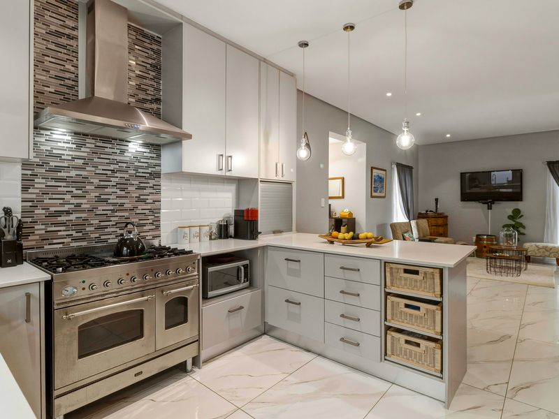 Stylish 3 bedroom living in the heart of the winelands - Photo 2