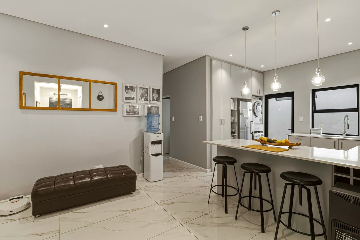 Stylish 3 bedroom living in the heart of the winelands - Photo 3