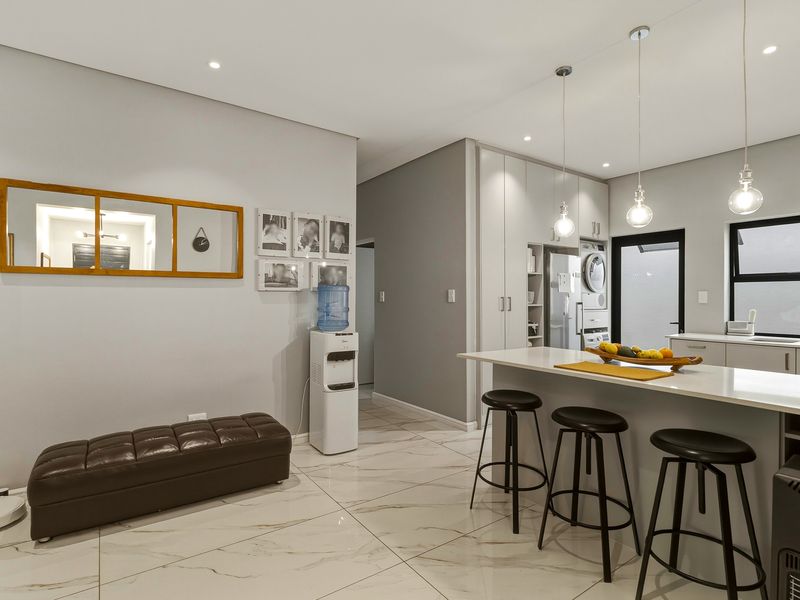 Stylish 3 bedroom living in the heart of the winelands - Photo 3