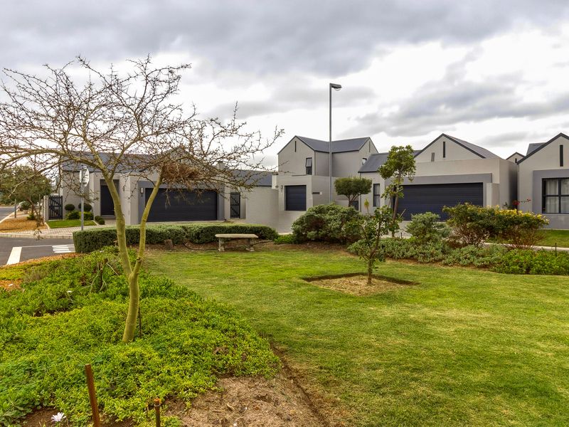 Stylish 3 bedroom living in the heart of the winelands - Photo 1